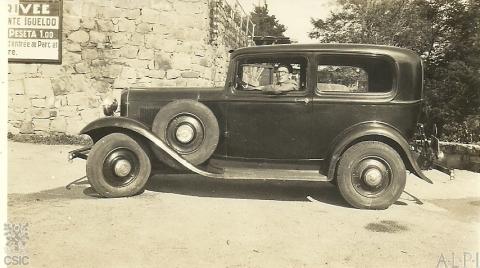 Lorenzo Rodríguez-Castellano en San Sebastián antes de la guerra con el ford. Foto ARC